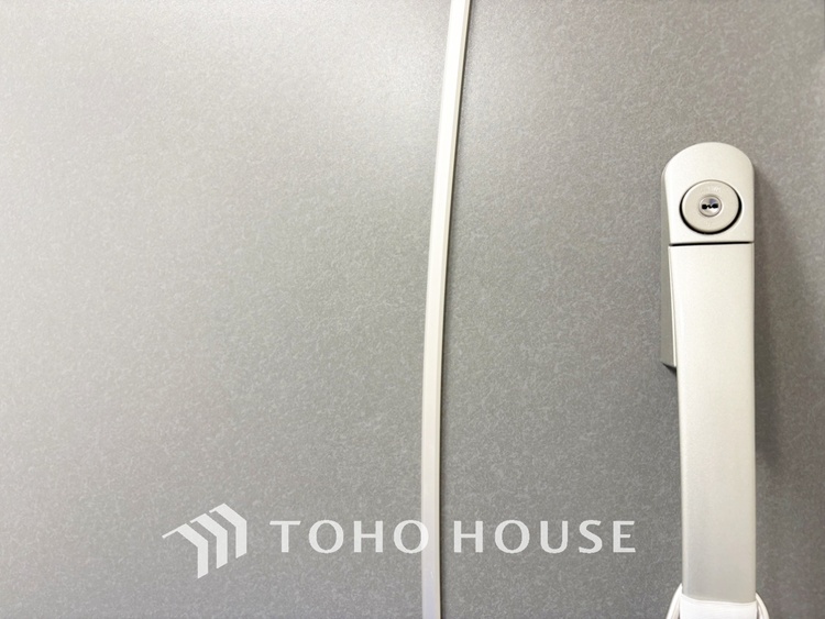 キッチン 【Kitchen】美しく使いやすいキッチンは油汚れが簡単に拭き取れる素材で加工されており、浄水器シャワーから流す水の音を軽減する静かなシンクを採用。見えないところにさり気ない配慮が嬉しい