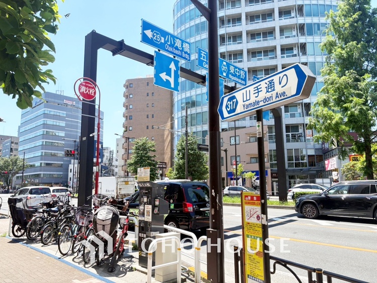 キッチン 【Living room】◆リビング◆家族への思いを抱きながら、平和に過ごす悠久の時。あたかかく感じるのは、日当たりだけではない。広く和やかに暮らせる空間と、家族の存在を噛みしめて。