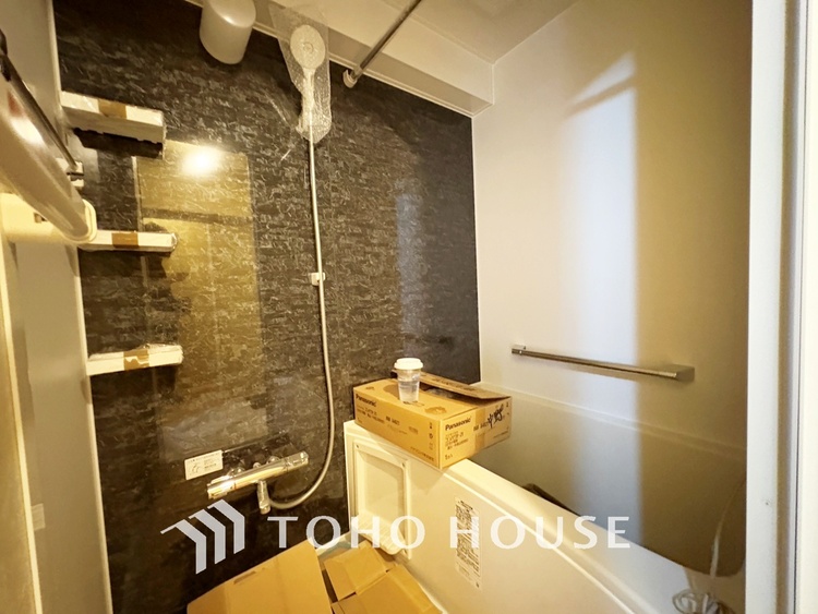 風呂 【Swaying surface】光に照らし出されたバスルーム。膨よかな湿度と静かに揺れる眼前の水面。広い浴槽にゆっくりと身を沈め深く瞑想をすれば、また新たな活力が膨らんできます。