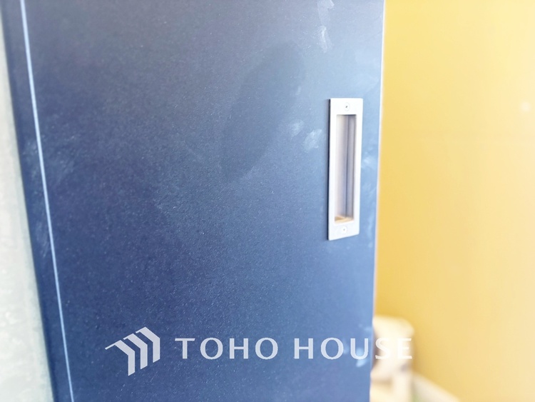 洗面 【Wash basin】十分な大きさの洗面台は収納もさる事ながら、身だしなみチェックや歯磨きなど、朝の慌ただしい時間でもホテルライクなスペースで余裕とゆとりを感じて頂けます。