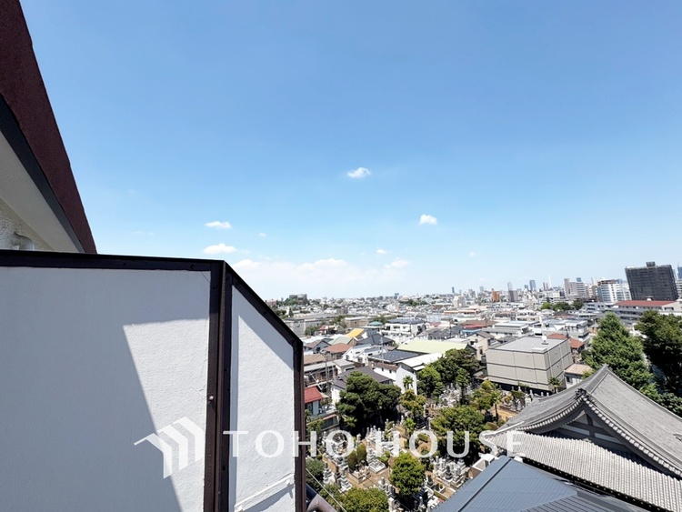 バルコニー ◆青空テラス◆ベランダから望む紺碧の空からそよ風、そして目に映るのはグリーン広がる風光明媚な世界。それは清々しい自然の薫りを肌で感じる幸せな空間。