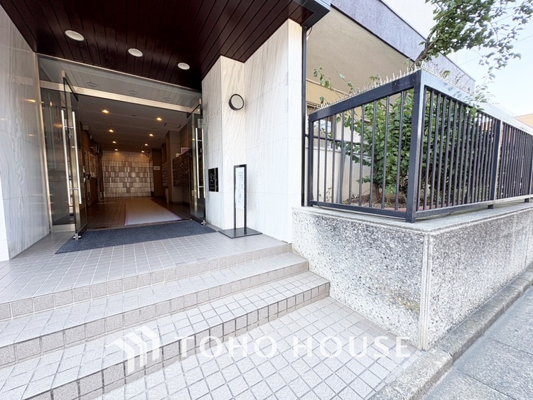 エントランス 【Entrance】仕事は好きだ。でも今日という一日はあまり芳しくない日もある。とぼとぼと家路に付く頃、ふと目を上げると我が家のエントランス。