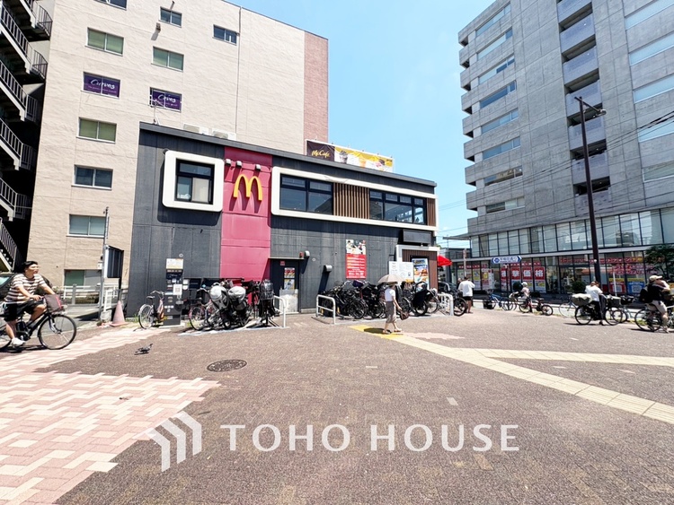 その他 【By the window】◆窓辺◆窓を開けベランダに出ると当所なく広がる街と空のスクリーン。風が凪ぎ一時停止する目の前の画面