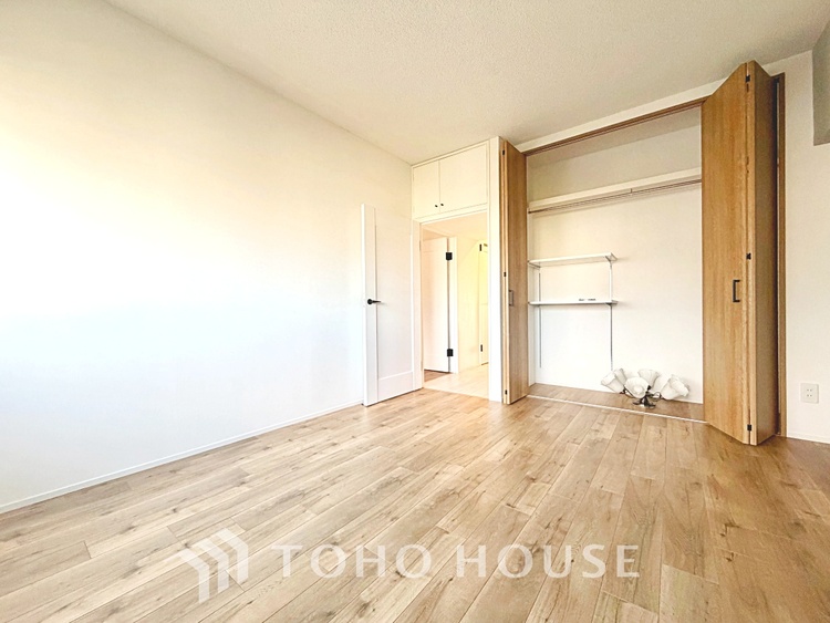 内装 【Ease】家族個々の安らぎの空間。プライベートなBedRoomは暮らす方の感性で造り上げたいもの。誰もが好みで飾れるシンプルな室内に仕上げてあります。