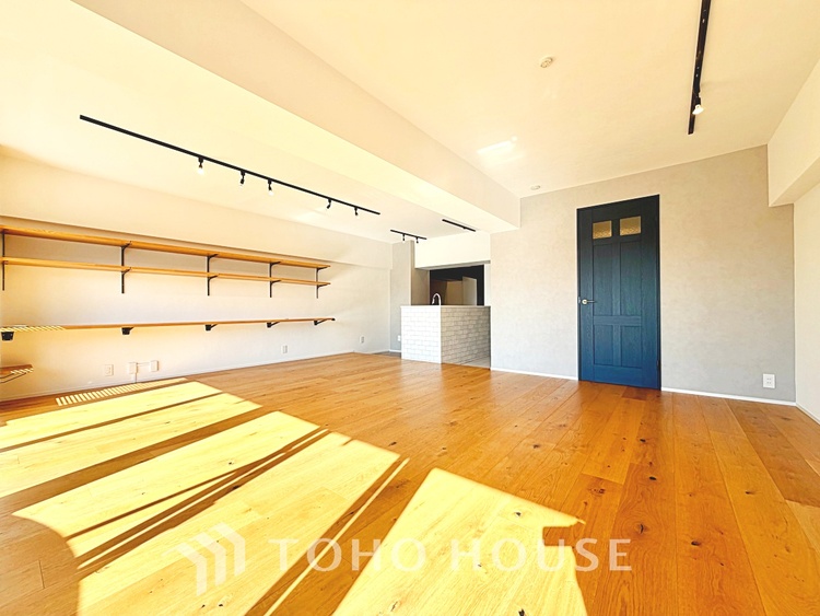 内装 太陽の光をスマートにリビングへ。優しくいざなわれた採光が朝は目を覚ませ、昼はくつろぎ、そして夕刻には温もりを与える。他にはないおしゃれなデザインで。