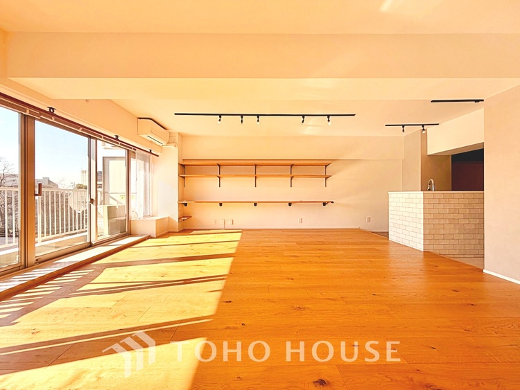 内装 ◆青空テラス◆ベランダから望む紺碧の空からそよ風、そして目に映るのはグリーン広がる風光明媚な世界。それは清々しい自然の薫りを肌で感じる幸せな空間。