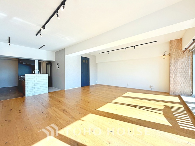 内装 【smart design】◆スマートデザイン◆太陽の光をスマートにリビングへ。優しくいざなわれた採光が朝は目を覚ませ、昼はくつろぎ、そして夕刻には温もりを与える。他にはないおしゃれなデザインで。