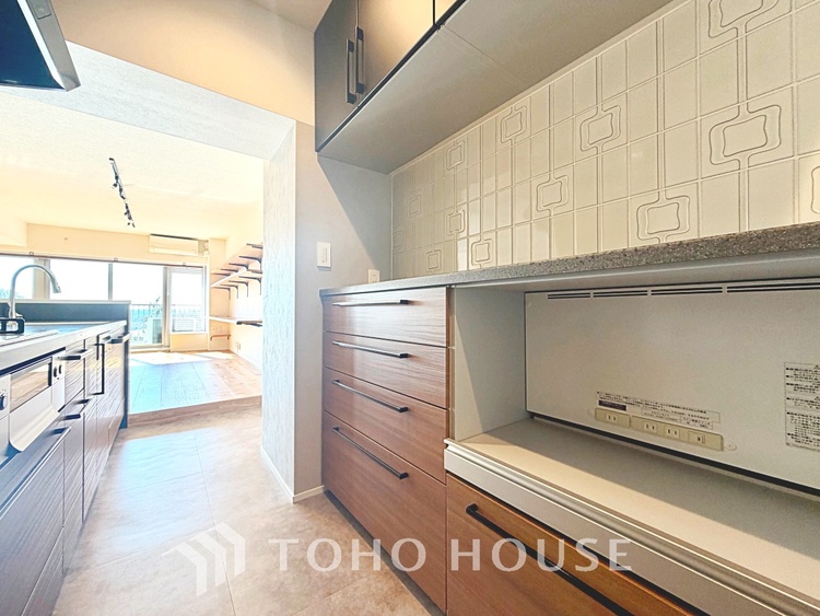 キッチン 【Kitchen】美しく使いやすいキッチンは油汚れが簡単に拭き取れる素材で加工されており、浄水器シャワーから流す水の音を軽減する静かなシンクを採用。