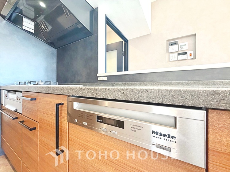 キッチン 【Kitchen】美しく使いやすいキッチンは油汚れが簡単に拭き取れる素材で加工されており、浄水器シャワーから流す水の音を軽減する静かなシンクを採用。見えないところにさり気ない配慮が嬉しい