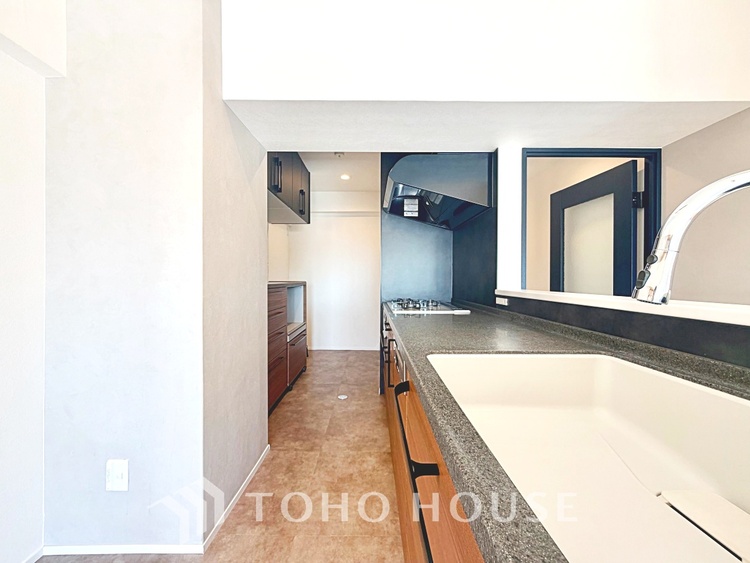 キッチン ◆サンサンと◆差し込む太陽の光がこのリビングに笑いをもたらす。