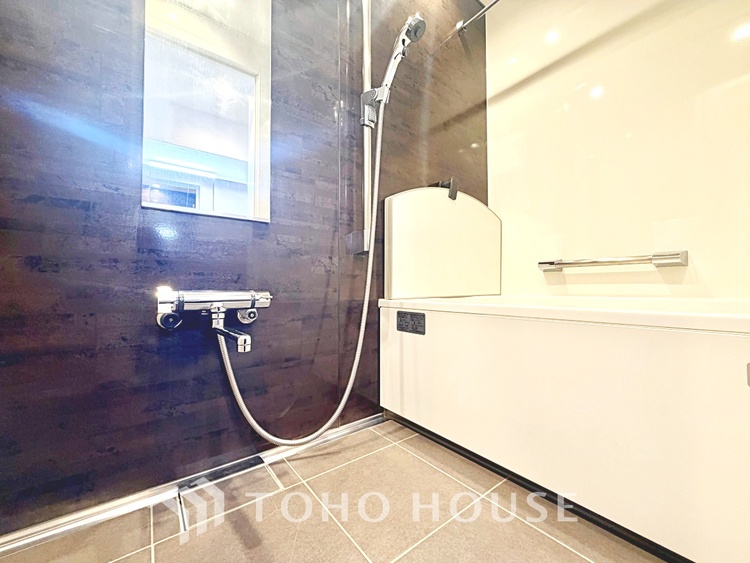 風呂 【Swaying surface】光に照らし出されたバスルーム。膨よかな湿度と静かに揺れる眼前の水面