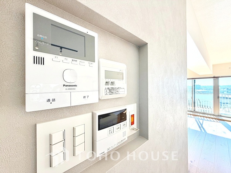 風呂 ◆木漏れ日◆の様な採光が優しく足元を照らし、心地いい暮らしの道しるべを写し出す。この空間で過ごす家族との語らいの時間がとても素敵で幸せを感じるかもしれない。【Holiday of a home】