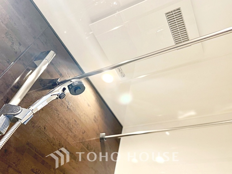 風呂 靴を美しく収納できて、マジックのように玄関がすっきりします。ベビーカー、ゴルフ道具、アウトドア用品など、外で使用するアイテムを玄関ドアの近くに収納できます。