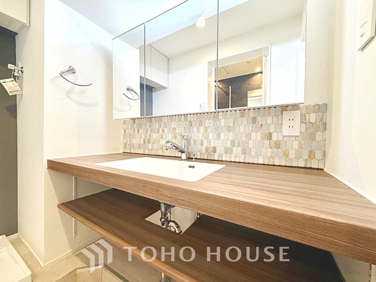 洗面 【Wash basin】十分な大きさの洗面台は収納もさる事ながら、身だしなみチェックや歯磨きなど、朝の慌ただしい時間でもホテルライクなスペースで余裕とゆとりを感じて頂けます。