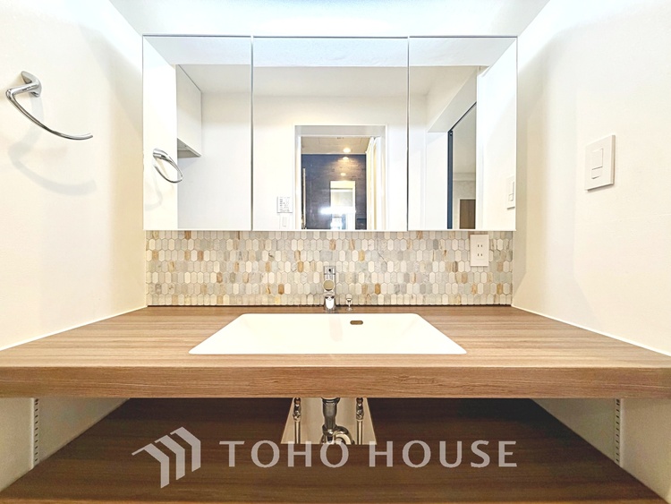 洗面 【By the window】◆窓辺◆窓を開けベランダに出ると当所なく広がる街と空のスクリーン。風が凪ぎ一時停止する目の前の画面