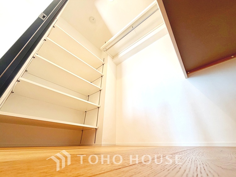 収納 【Bathroom】『一日の疲れを落としてくれる場所は、一番落ち着く場所でなければならない』高級感溢れるカラーと大きさ・柔らかな曲線で構成された半身浴も楽しめるバスタブが心地よさをもたらします。