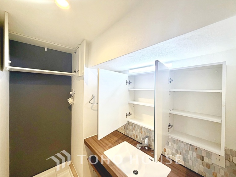 収納 【closet】奥行きのあるクローゼットを採用。衣装ケースや、掃除機といった電化製品まで多くの物を収納できるようなつくりになっております。是非一度、ご自身の目でお確かめ下さい。