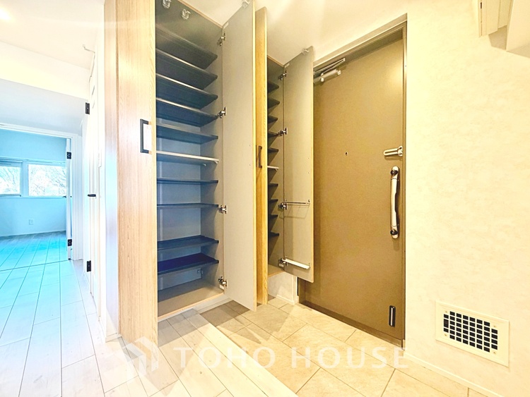 収納 【Entrance】仕事は好きだ。でも今日という一日はあまり芳しくない日もある。とぼとぼと家路に付く頃、ふと目を上げると我が家のエントランス。