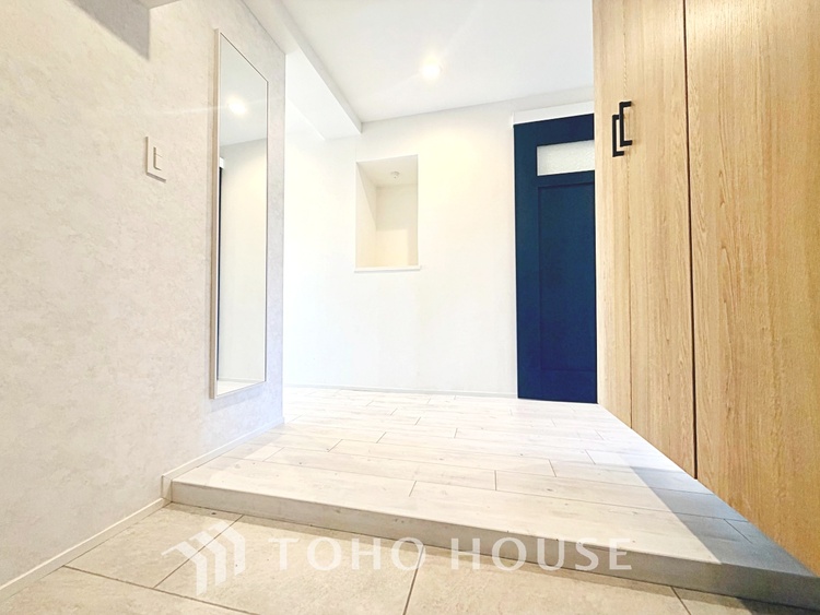 玄関 【Entrance】仕事は好きだ。でも今日という一日はあまり芳しくない日もある。とぼとぼと家路に付く頃、ふと目を上げると我が家のエントランス。