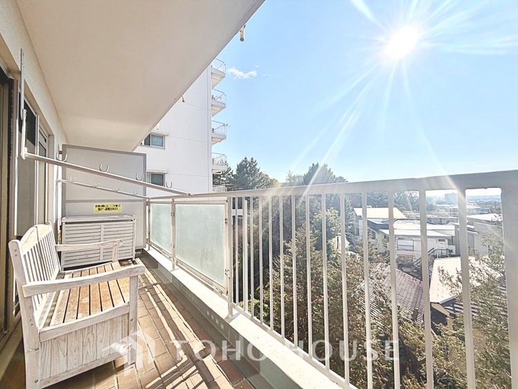 バルコニー ◆窓を開けると◆冷涼な風、そよぐリビング。だんらんの場所はここから始まり、ここで終わる。家族の笑顔が集う素敵な場所だから、こだわり抜いた思いが詰まっているのだと思う。