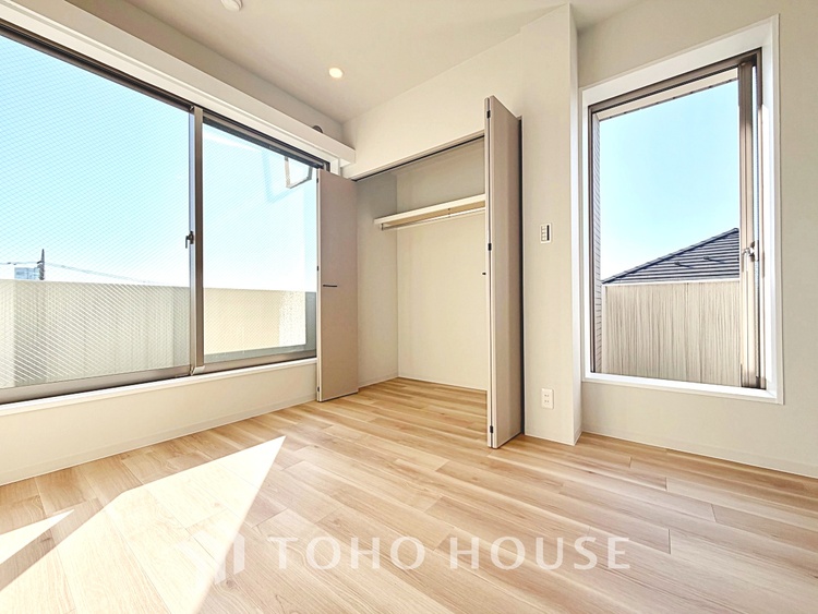 内装 【Ease】家族個々の安らぎの空間。プライベートなBedRoomは暮らす方の感性で造り上げたいもの。誰もが好みで飾れるシンプルな室内に仕上げてあります。