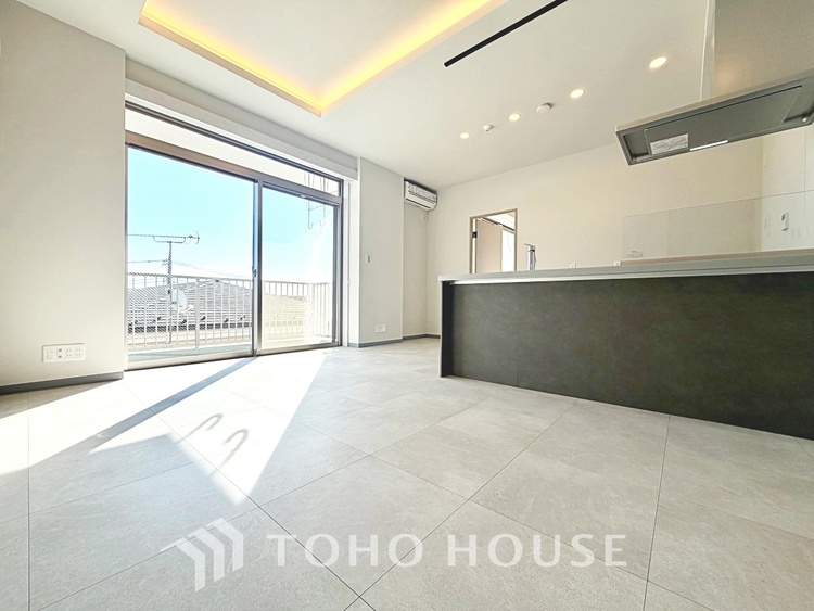 内装 太陽の光をスマートにリビングへ。優しくいざなわれた採光が朝は目を覚ませ、昼はくつろぎ、そして夕刻には温もりを与える。他にはないおしゃれなデザインで。