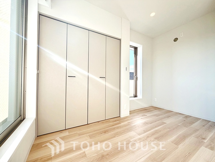 内装 【Bouncy conversation】　パートナーや家族が集う憩いの空間。真新しい木目のフローリングや白亜のクロスを陽の光、ダウンライトが照らし出し、家族・友人・知人の会話に華を咲かせます。