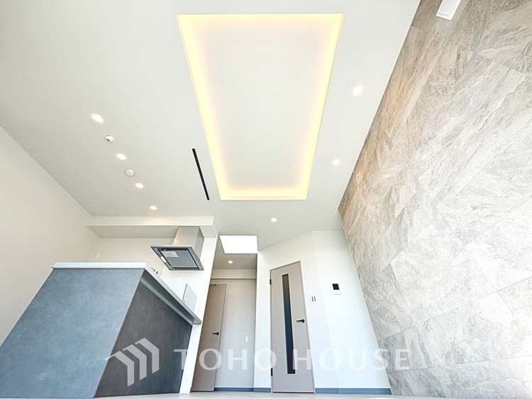 内装 ◆青空テラス◆ベランダから望む紺碧の空からそよ風、そして目に映るのはグリーン広がる風光明媚な世界。それは清々しい自然の薫りを肌で感じる幸せな空間。