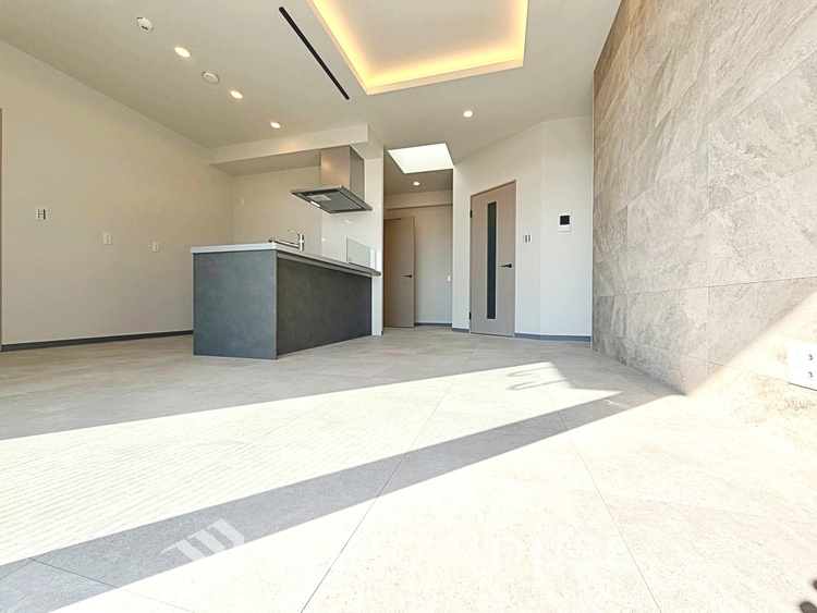 内装 【smart design】◆スマートデザイン◆太陽の光をスマートにリビングへ。優しくいざなわれた採光が朝は目を覚ませ、昼はくつろぎ、そして夕刻には温もりを与える。他にはないおしゃれなデザインで。