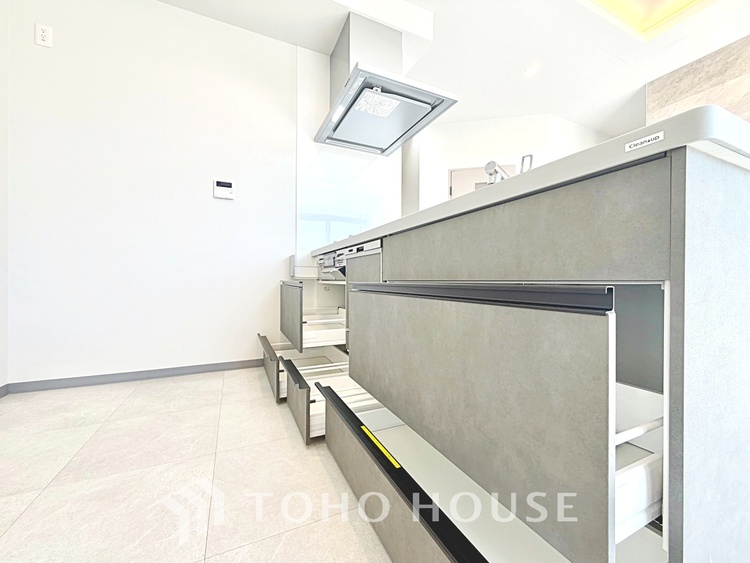 キッチン 【Kitchen】美しく使いやすいキッチンは油汚れが簡単に拭き取れる素材で加工されており、浄水器シャワーから流す水の音を軽減する静かなシンクを採用。