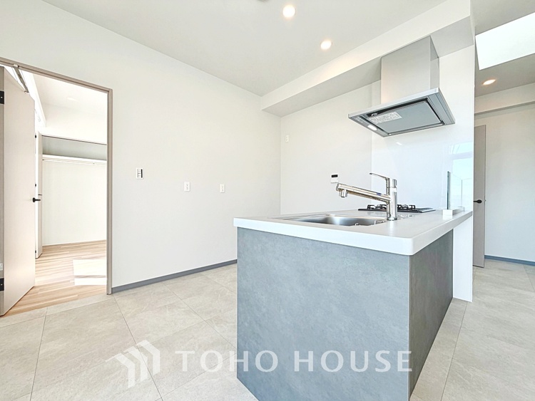 キッチン 【Kitchen】美しく使いやすいキッチンは油汚れが簡単に拭き取れる素材で加工されており、浄水器シャワーから流す水の音を軽減する静かなシンクを採用。見えないところにさり気ない配慮が嬉しい