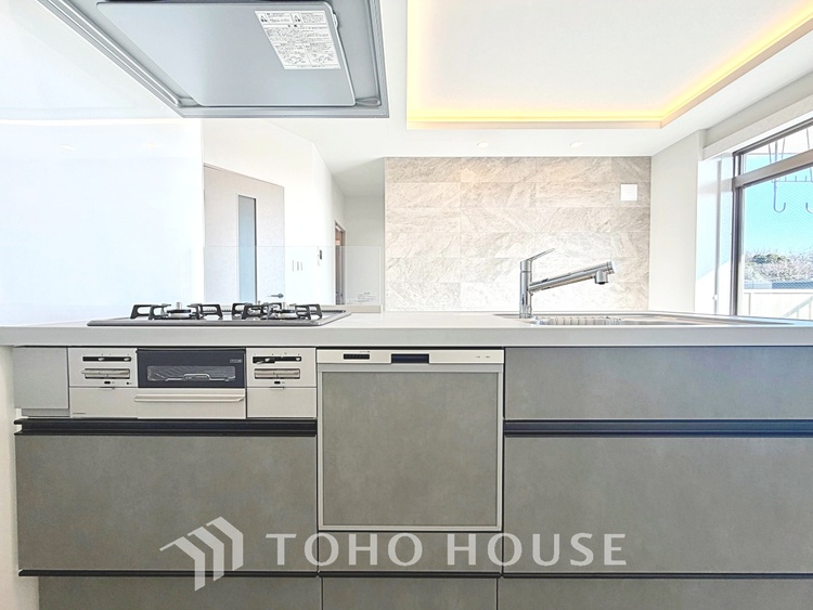 キッチン 【Entrance】仕事は好きだ。でも今日という一日はあまり芳しくない日もある。とぼとぼと家路に付く頃、ふと目を上げると我が家のエントランス。