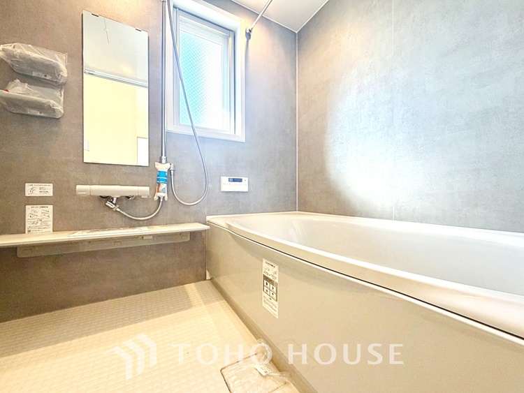 風呂 【Swaying surface】光に照らし出されたバスルーム。膨よかな湿度と静かに揺れる眼前の水面