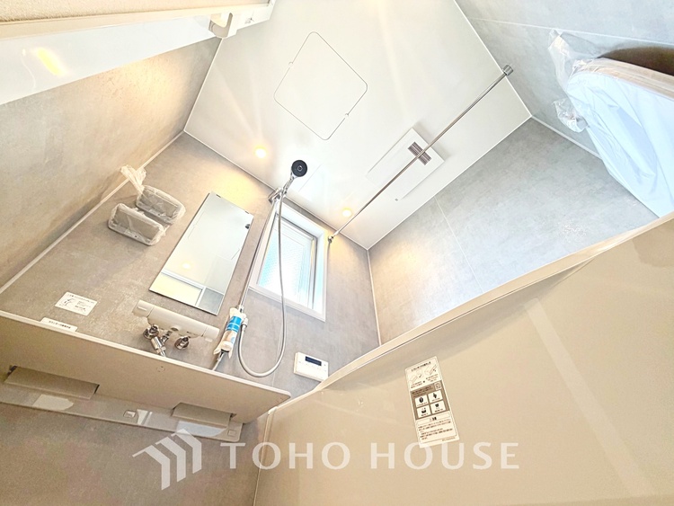 風呂 ◆木漏れ日◆の様な採光が優しく足元を照らし、心地いい暮らしの道しるべを写し出す。この空間で過ごす家族との語らいの時間がとても素敵で幸せを感じるかもしれない。【Holiday of a home】