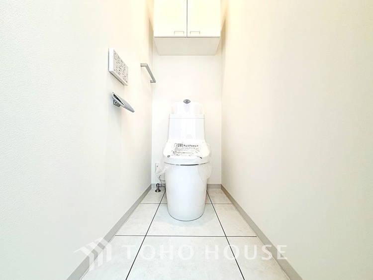 トイレ 【toilet】トイレットペーパーの使用回数を減らせることです。 シャワートイレを使用すれば、洗浄して汚れを落とすことができるため、トイレットペーパーの使用を最小限にとどめることができます。