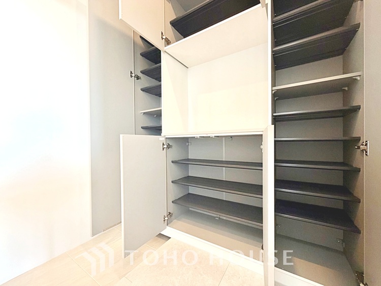 収納 靴を美しく収納できて、マジックのように玄関がすっきりします。ベビーカー、ゴルフ道具、アウトドア用品など、外で使用するアイテムを玄関ドアの近くに収納できます。