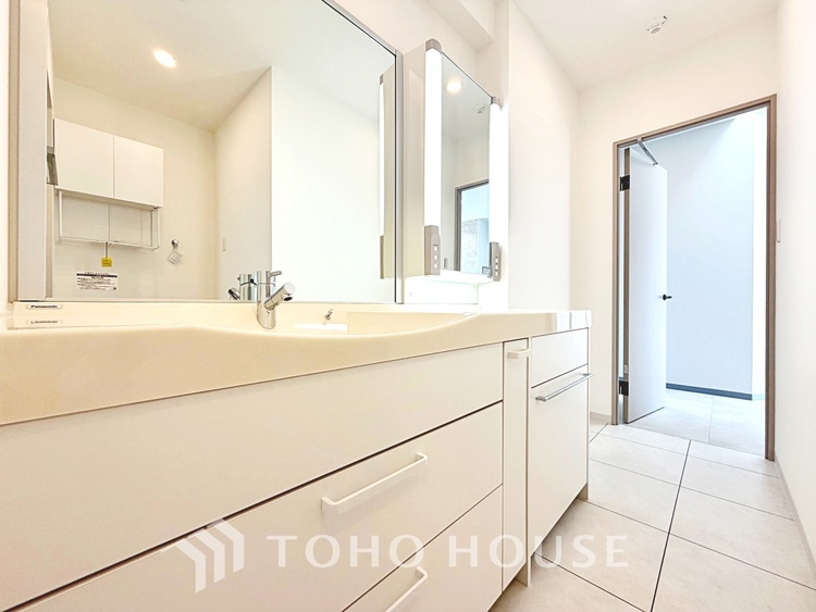 収納 【closet】奥行きのあるクローゼットを採用。衣装ケースや、掃除機といった電化製品まで多くの物を収納できるようなつくりになっております。是非一度、ご自身の目でお確かめ下さい。