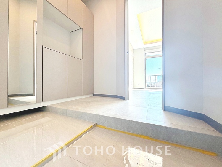 玄関 【Living room】◆リビング◆家族への思いを抱きながら、平和に過ごす悠久の時。