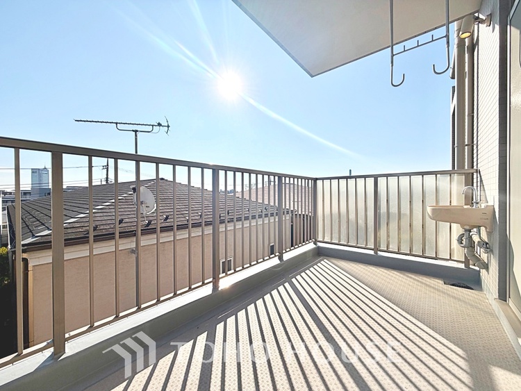 バルコニー ◆窓を開けると◆冷涼な風、そよぐリビング。だんらんの場所はここから始まり、ここで終わる。家族の笑顔が集う素敵な場所だから、こだわり抜いた思いが詰まっているのだと思う。