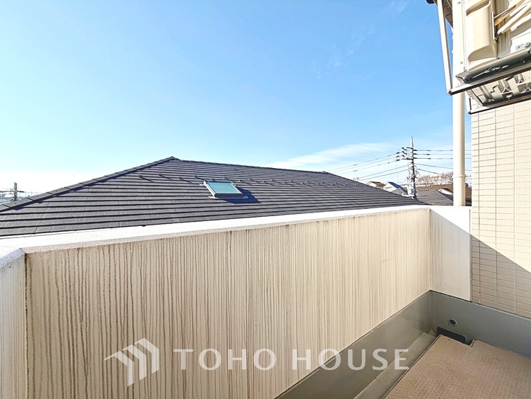 バルコニー ◆青空テラス◆ベランダから望む紺碧の空からそよ風、そして目に映るのはグリーン広がる風光明媚な世界。それは清々しい自然の薫りを肌で感じる幸せな空間。