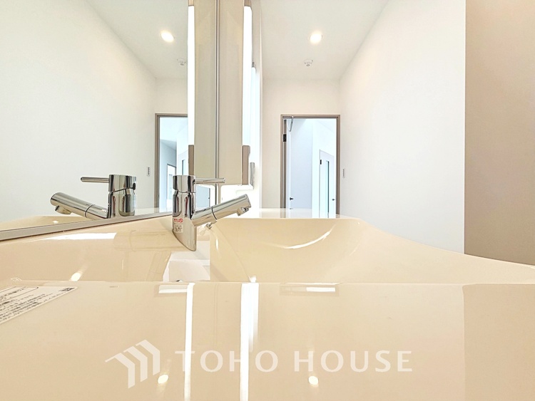 その他 【By the window】◆窓辺◆窓を開けベランダに出ると当所なく広がる街と空のスクリーン。風が凪ぎ一時停止する目の前の画面