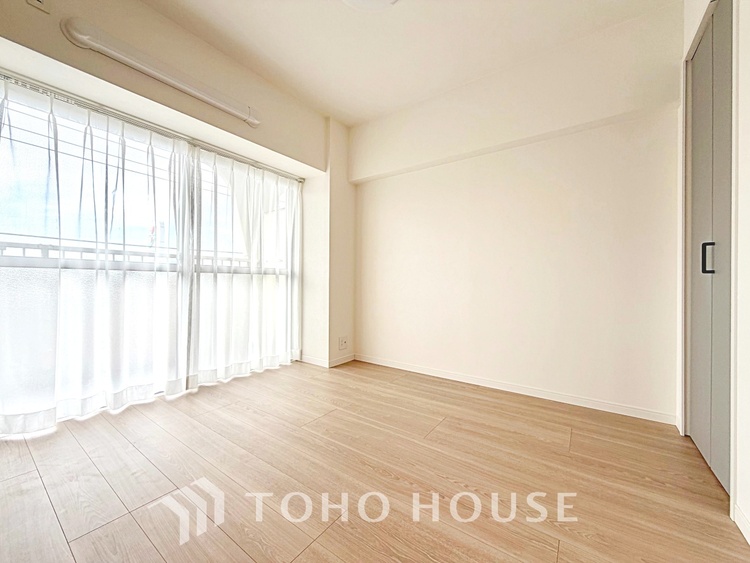 内装 【Ease】家族個々の安らぎの空間。プライベートなBedRoomは暮らす方の感性で造り上げたいもの。誰もが好みで飾れるシンプルな室内に仕上げてあります。