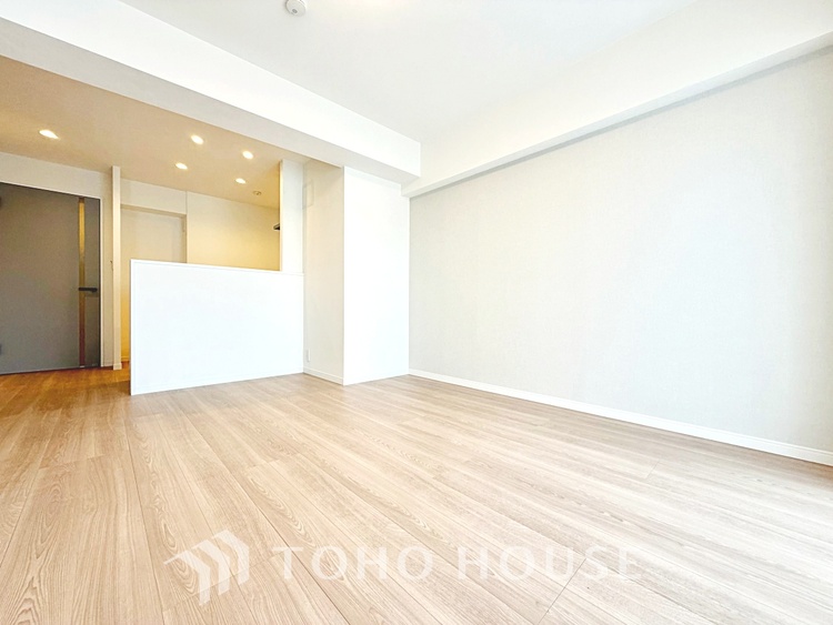 内装 太陽の光をスマートにリビングへ。優しくいざなわれた採光が朝は目を覚ませ、昼はくつろぎ、そして夕刻には温もりを与える。他にはないおしゃれなデザインで。