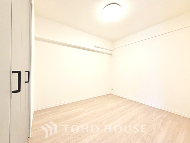 内装 【Bouncy conversation】　パートナーや家族が集う憩いの空間。真新しい木目のフローリングや白亜のクロスを陽の光、ダウンライトが照らし出し、家族・友人・知人の会話に華を咲かせます。