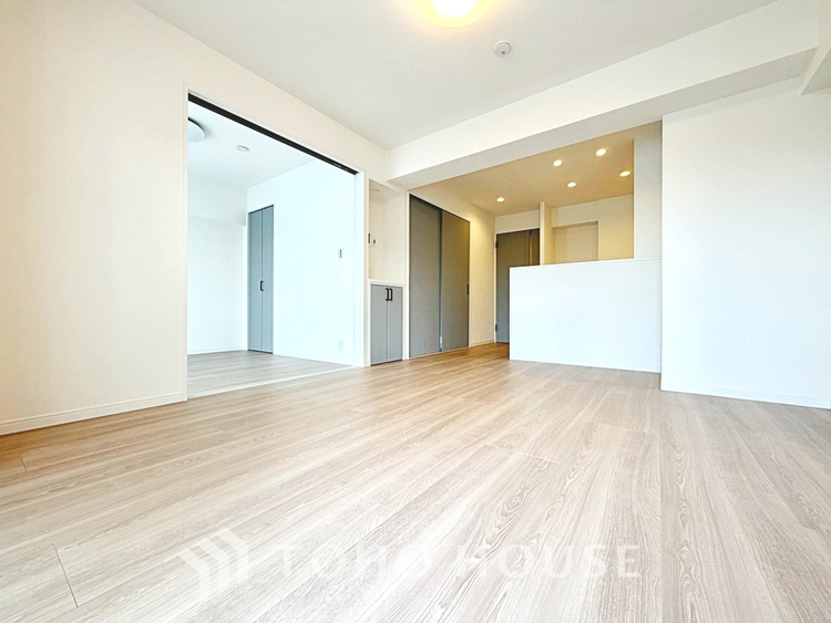 内装 ◆青空テラス◆ベランダから望む紺碧の空からそよ風、そして目に映るのはグリーン広がる風光明媚な世界。それは清々しい自然の薫りを肌で感じる幸せな空間。