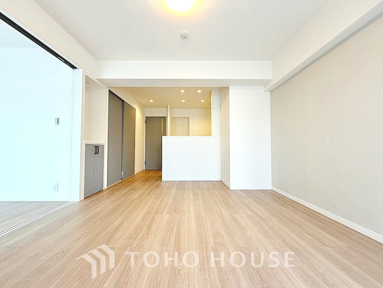 内装 【smart design】◆スマートデザイン◆太陽の光をスマートにリビングへ。優しくいざなわれた採光が朝は目を覚ませ、昼はくつろぎ、そして夕刻には温もりを与える。他にはないおしゃれなデザインで。