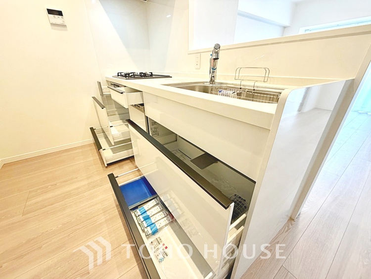 キッチン 【Kitchen】美しく使いやすいキッチンは油汚れが簡単に拭き取れる素材で加工されており、浄水器シャワーから流す水の音を軽減する静かなシンクを採用。