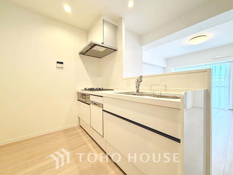 キッチン 【Kitchen】美しく使いやすいキッチンは油汚れが簡単に拭き取れる素材で加工されており、浄水器シャワーから流す水の音を軽減する静かなシンクを採用。見えないところにさり気ない配慮が嬉しい