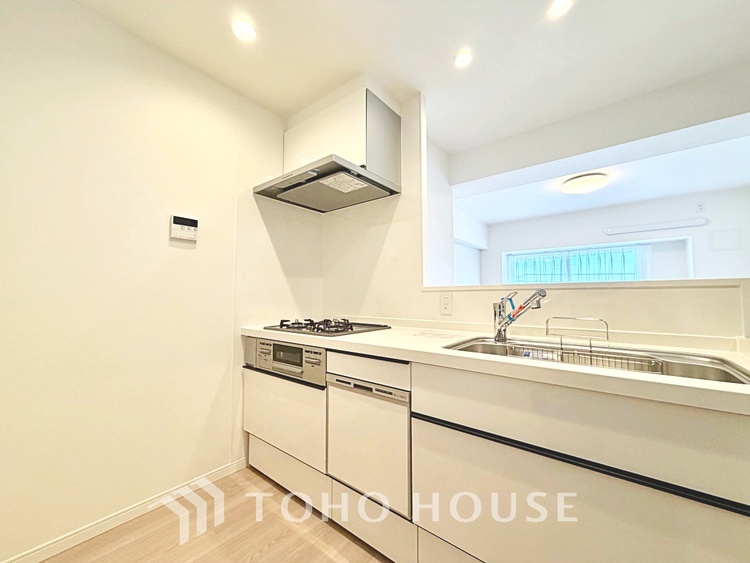 キッチン 【Entrance】仕事は好きだ。でも今日という一日はあまり芳しくない日もある。とぼとぼと家路に付く頃、ふと目を上げると我が家のエントランス。