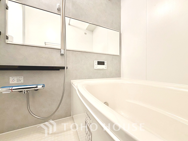 風呂 【Swaying surface】光に照らし出されたバスルーム。膨よかな湿度と静かに揺れる眼前の水面